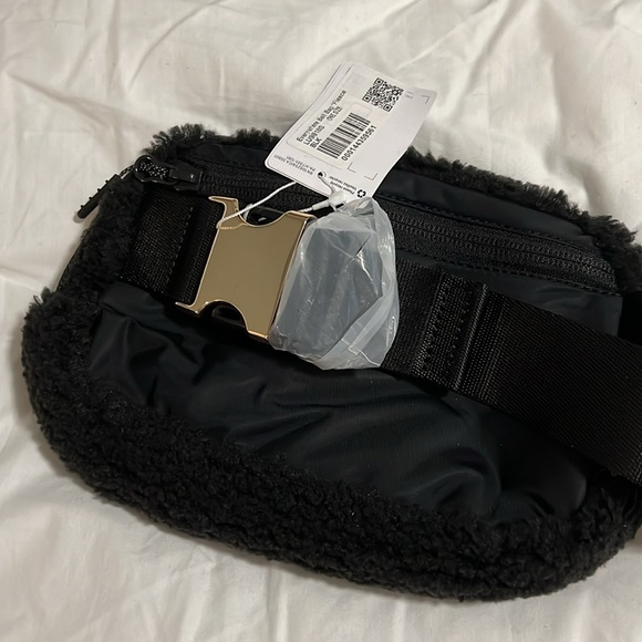 NWT Lululemon Everywhere Fleece 1L Belt Bag Gold Hardware Strap Black New - Picture 7 of 8